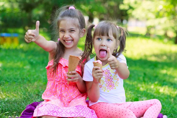 Chicas niños hermanas amigos burlas comer helado — Foto de Stock