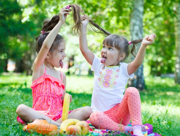 Filles enfants sœurs amis taquiner montrant langues — Photo