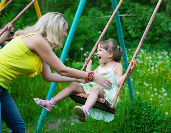 Lycklig familj utomhus mor och kid, barn, dottern leende p — Stockfoto