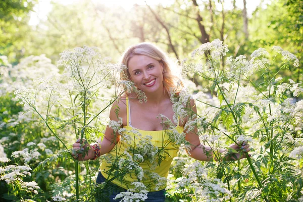 Šťastná usmívající se žena venku v létě — Stock fotografie