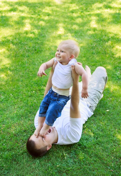 Lindo retrato de humor de bebé y papá — Foto de Stock