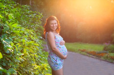 güzel genç hamile kadın açık havada