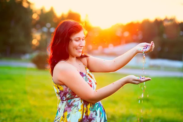 Vacker ung gravid kvinna utomhus med glitter — Stockfoto