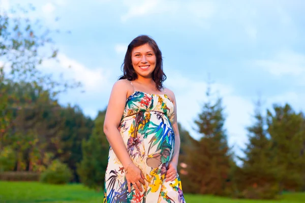 Schöne junge schwangere Frau im Freien — Stockfoto