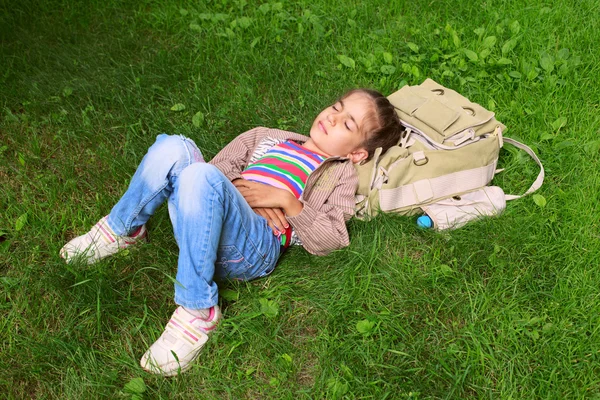 Lilla vackra flicka barn barn sova på gräs — Stockfoto