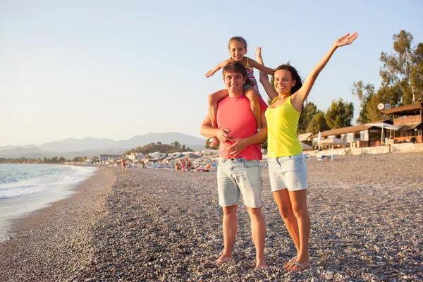 Feliz familia mamá, papá y niño en la playa — Foto de Stock