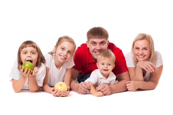 Família feliz com maçãs — Fotografia de Stock