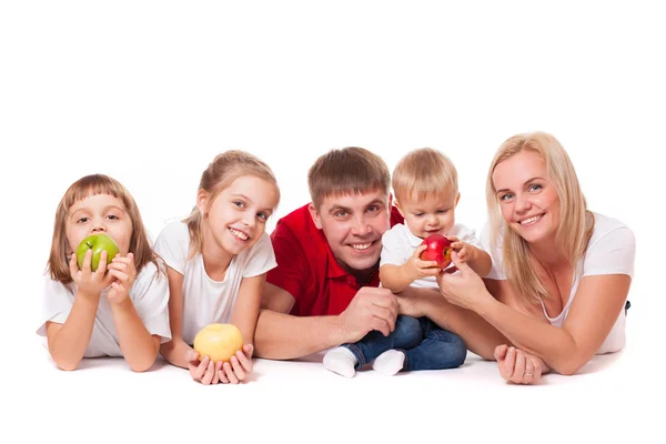 Família feliz com maçãs — Fotografia de Stock