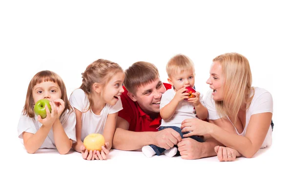 Família feliz com maçãs — Fotografia de Stock