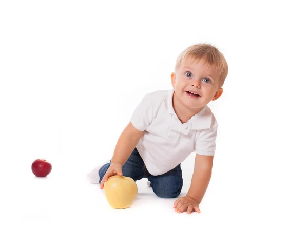 Schattige baby jongen kind spelen met appels — Stockfoto