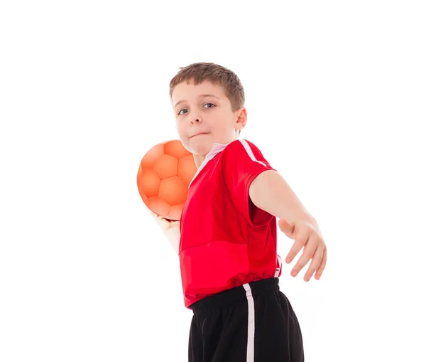 Хлопчик з м'ячем у футбольній формі — стокове фото