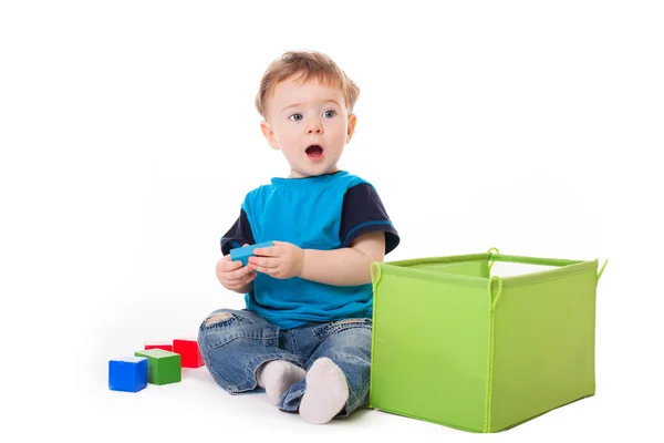 Junge spielt mit bunten Spielzeugsteinen — Stockfoto