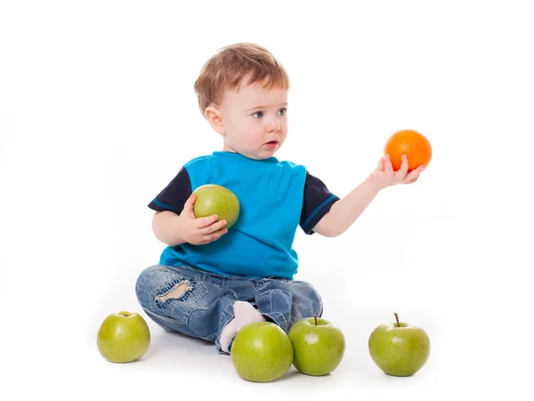 Bebé con manzanas y naranja aislado en blanco — Foto de Stock