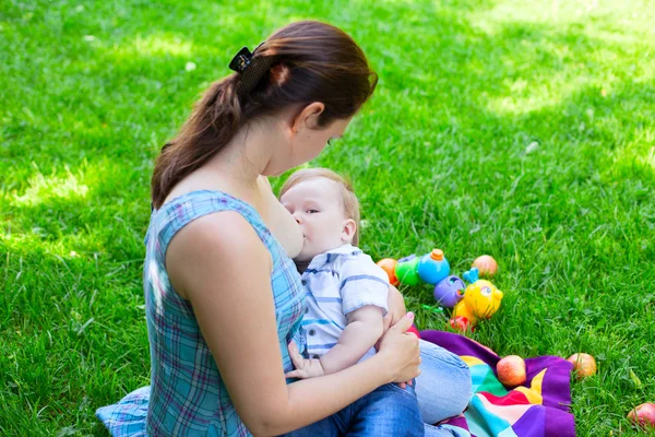 Madre mujer amamantando bebé niño — Foto de Stock