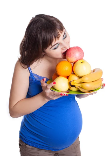 Atractiva mujer embarazada con plato de fruta orgánica saludable —  Fotos de Stock
