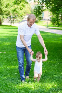 Baba baba ebeveyn erkek bebek tutan