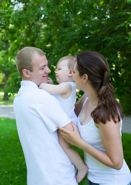 Parents heureux avec bébé garçon à l'extérieur — Photo