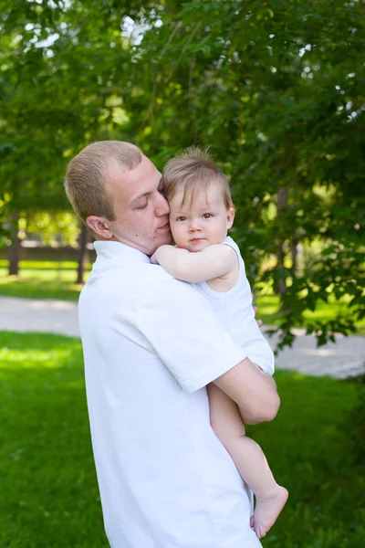 Padre papá padre sosteniendo bebé niño — Foto de Stock