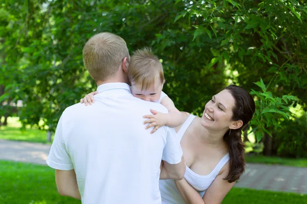 Gelukkige ouders met babyjongen buitenshuis — Stockfoto