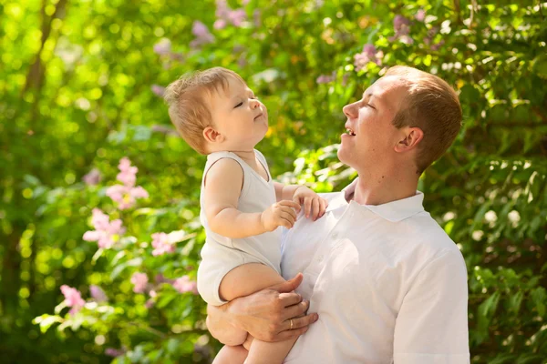Pappa pappa förälder håller baby pojke — Stockfoto