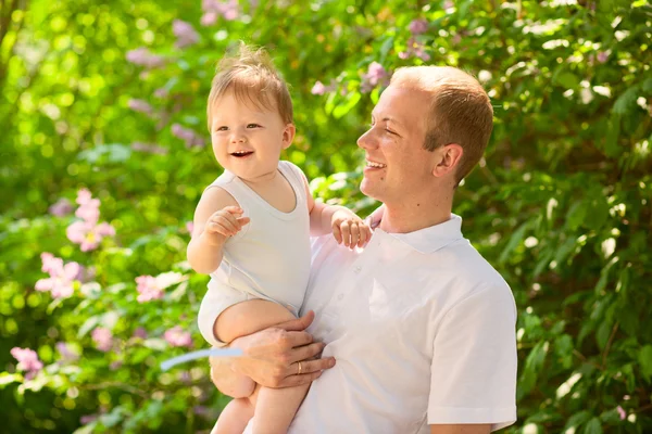 Pappa pappa förälder håller baby pojke — Stockfoto