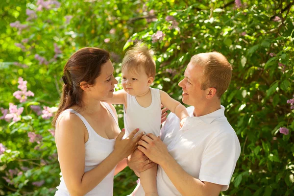 Familia con bebé niño al aire libre — Foto de Stock