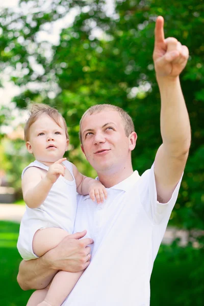 Vader vader bovenliggende houden babyjongen — Stockfoto