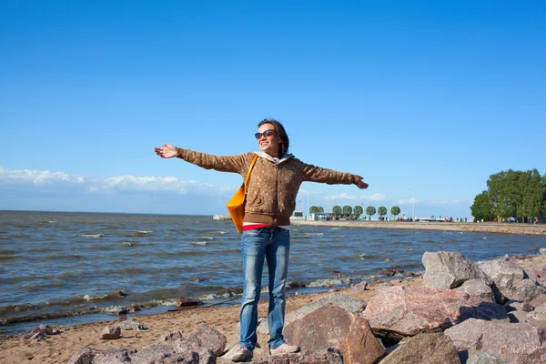 Happy girl tourist on Gulf of Finland in Saint Petersburg — Zdjęcie stockowe
