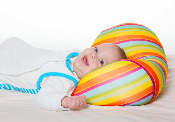Lindo bebé feliz con cojín brillante — Foto de Stock