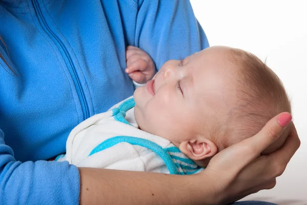 Baby smiling and sleeping in mothers hands — Stock Photo, Image
