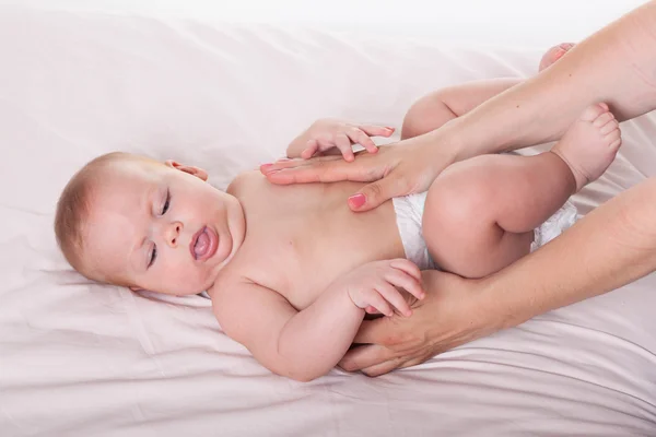 Mãos massageando bebê — Fotografia de Stock