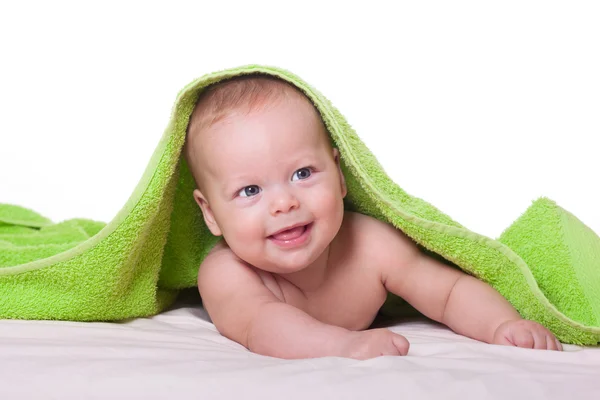 Bonito bebê feliz em toalha — Fotografia de Stock