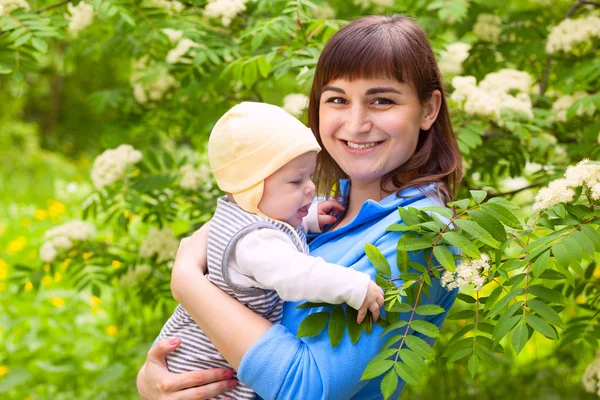 Söta familjen mor och baby utomhus — Stockfoto