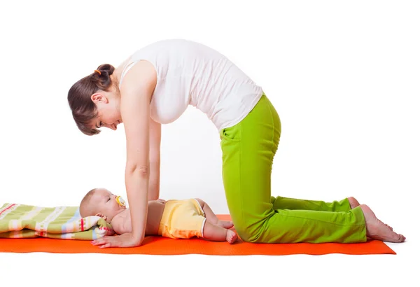 Mujer joven madre practicando yoga con bebé — Foto de Stock