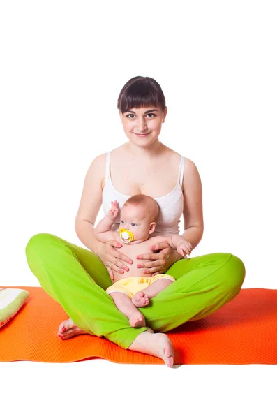 Mujer joven madre practicando yoga con bebé — Foto de Stock