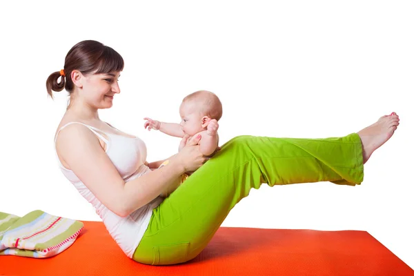 Ung kvinna mamma utövar yoga med baby — Stockfoto