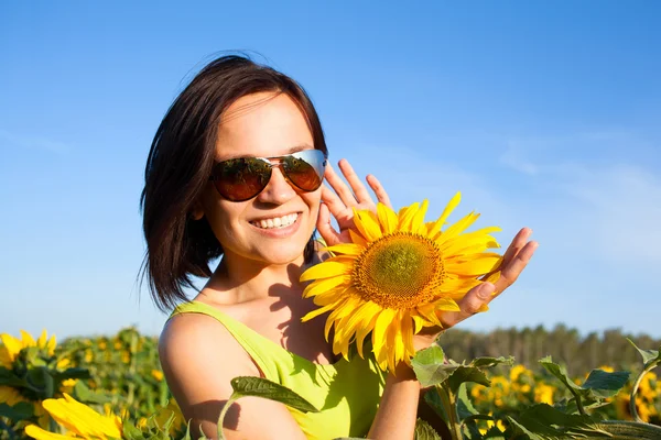 Joven hermosa mujer chica en el fondo del campo de girasol —  Fotos de Stock