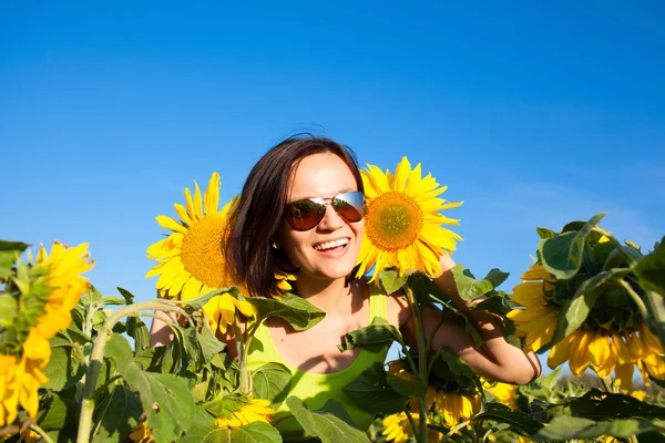 Młoda kobieta piękna dziewczyna na tle Słonecznikowe pole — Zdjęcie stockowe