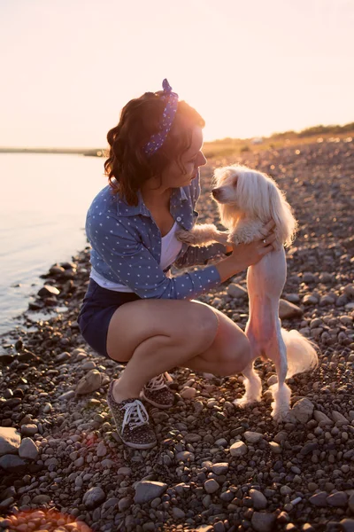 Dziewczynka i jej pies na tle nad rzeką — Zdjęcie stockowe