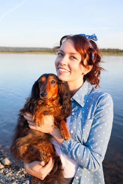 Młoda piękna kobieta, dziewczyna i jej pies — Zdjęcie stockowe