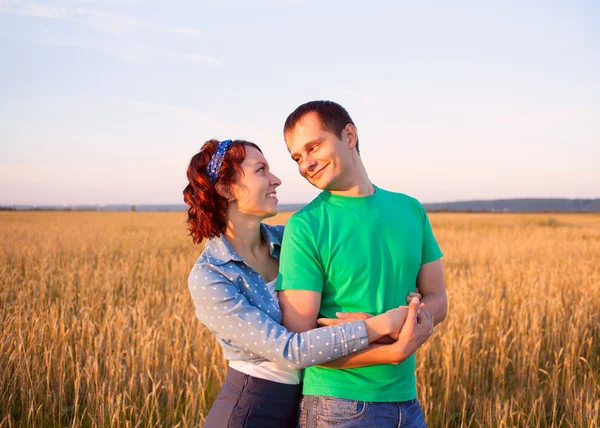 Happy couple in love in the field — Stock Photo, Image