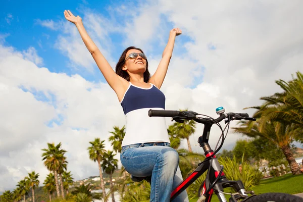 Feliz bela menina sexy mulher andar de bicicleta com as mãos levantadas — Fotografia de Stock