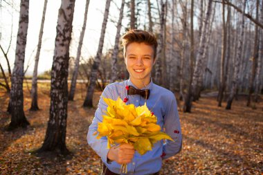 sonbahar buket tutan adamı terk etti