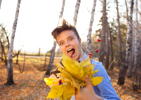 Tipo sosteniendo ramo de hojas de otoño —  Fotos de Stock