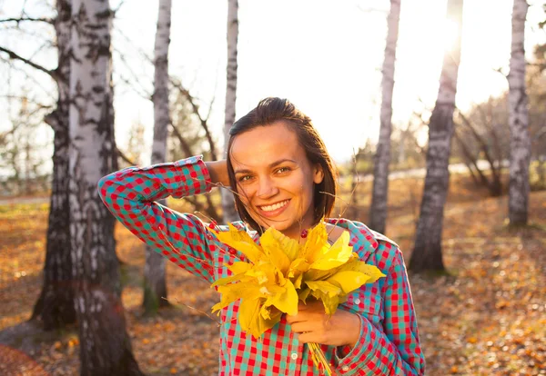 Adolescent fille femme tenant bouquet de l'automne — Photo