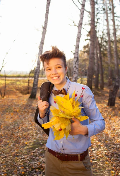 Guy holding bouquet of autumn leaves — Stock Photo, Image