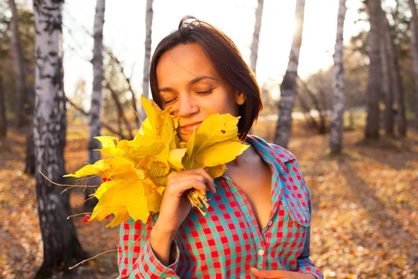 Teen girl woman holding bouquet of autumn — Stock Photo, Image