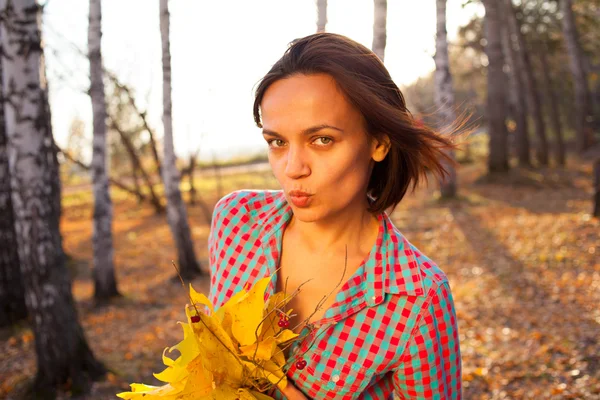 Adolescent fille femme tenant bouquet de feuilles d'automne — Photo