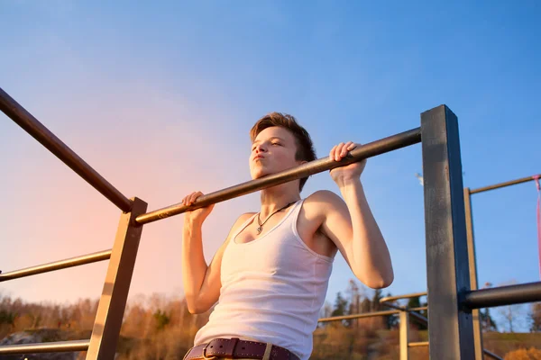 Formation des adolescents sur barre horizontale à l'extérieur — Photo