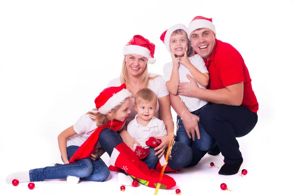 Feliz família bonito em chapéus do Papai Noel — Fotografia de Stock